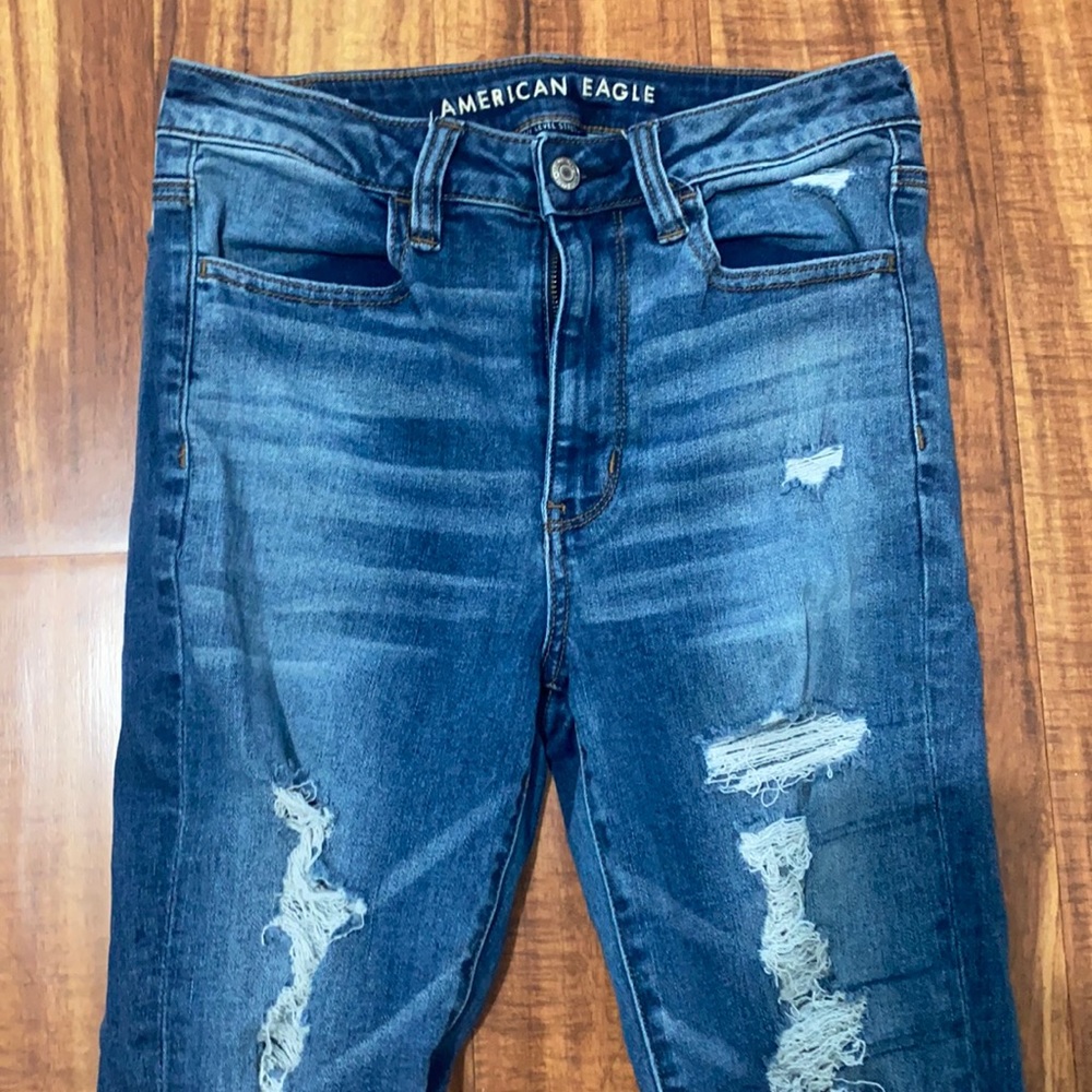 AE RIPPED HIGH WAISTED JEANS
